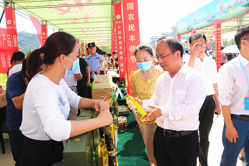 副縣長張長斌在豐收節(jié)為金源推廣優(yōu)樂喜山茶油