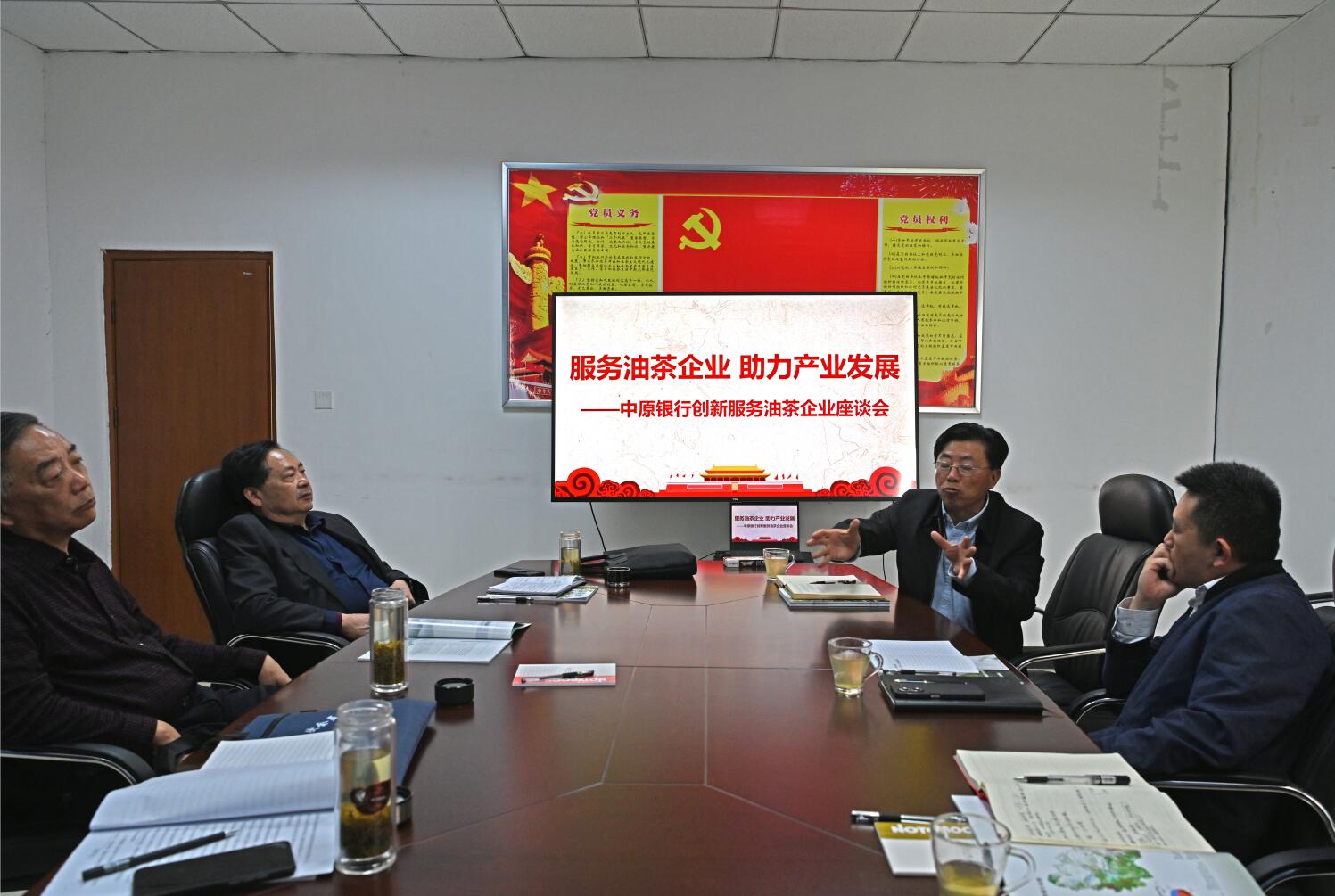 種油茶就是建設(shè)綠色銀行！信陽(yáng)銀企協(xié)三方座談創(chuàng)新服務(wù)油茶產(chǎn)業(yè)發(fā)展