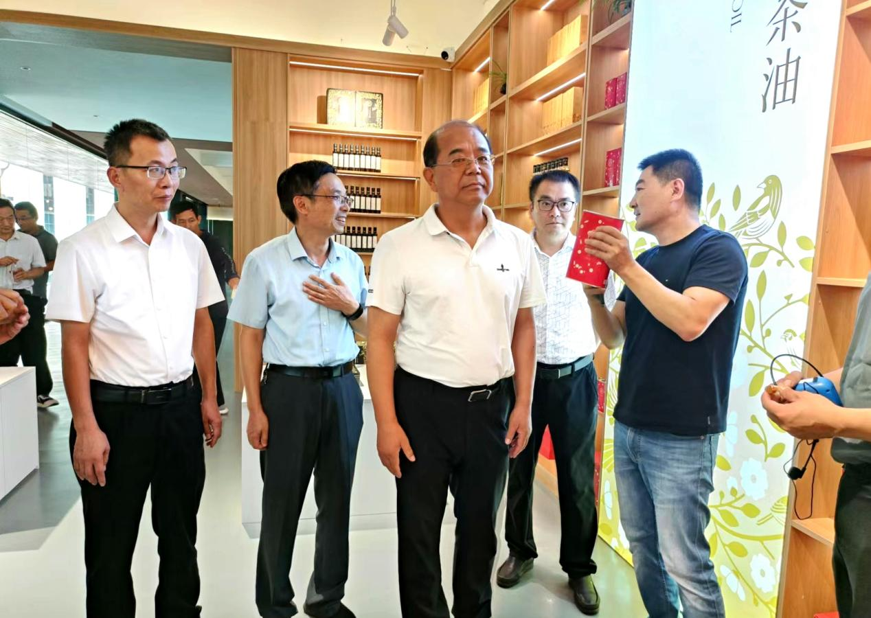 省林業(yè)局一級巡視員王偉一行深入羅山縣山店鄉(xiāng)調(diào)研油茶產(chǎn)業(yè)發(fā)展